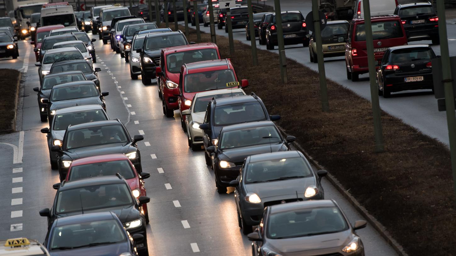 Bei der Wahl des Verkehrsmittels in Bayern dominiert weiter das Auto. 59 Prozent der Bayern steigen in ihren Wagen oder den eines Bekannten, um zur Arbeit, zum Einkaufen oder zu Freizeitbeschäftigungen zu kommen.