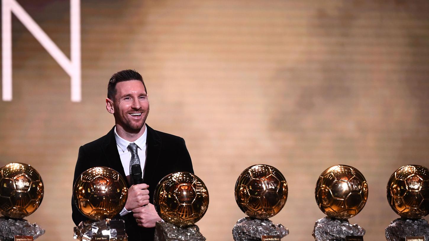 Lionel Messi präsentiert stolz seine sechs Ballon d'Or-Auszeichnungen.