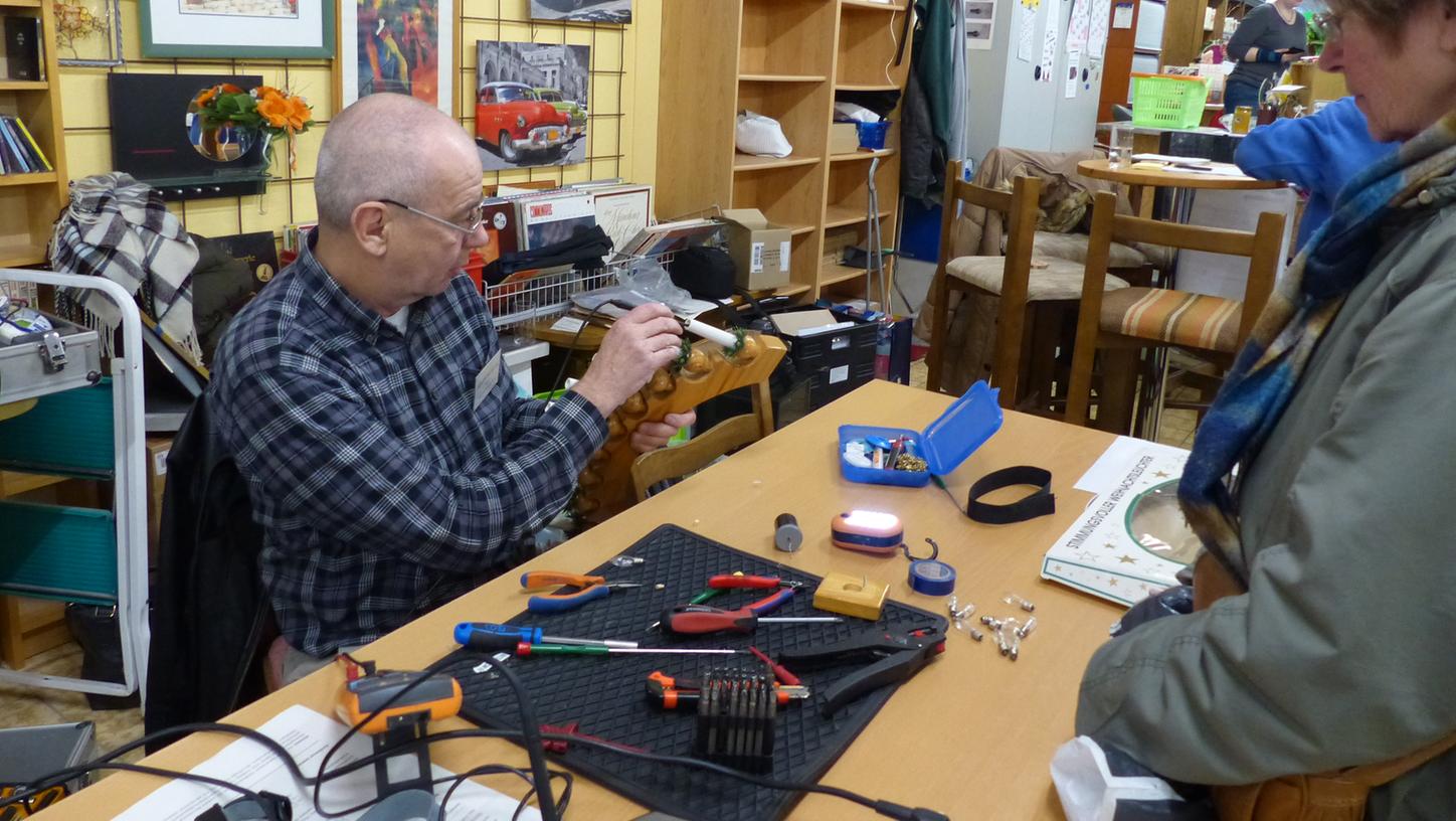 Michael Günther hat auf einem Tisch von Packmer's das gängigste Werkzeug aufgebaut, um sich der alten Liebhaberstücke seiner „Kunden“ anzunehmen.