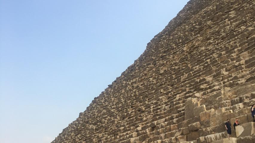 Es ist verboten, auf die Cheops-Pyramide zu klettern. Doch um in die Grabkammer zu gelangen, muss und darf man die untersten Stufen erklimmen.