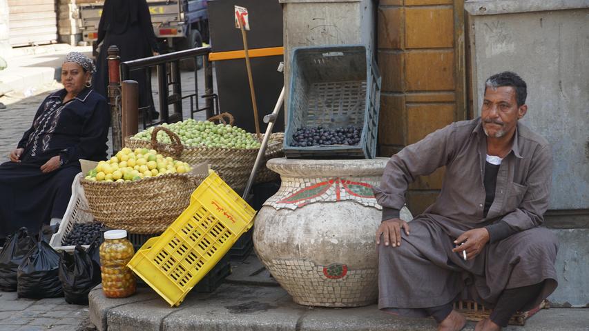 Obst und Gemüse wird in Kairo auch einfach an einer Straßenecke verkauft.