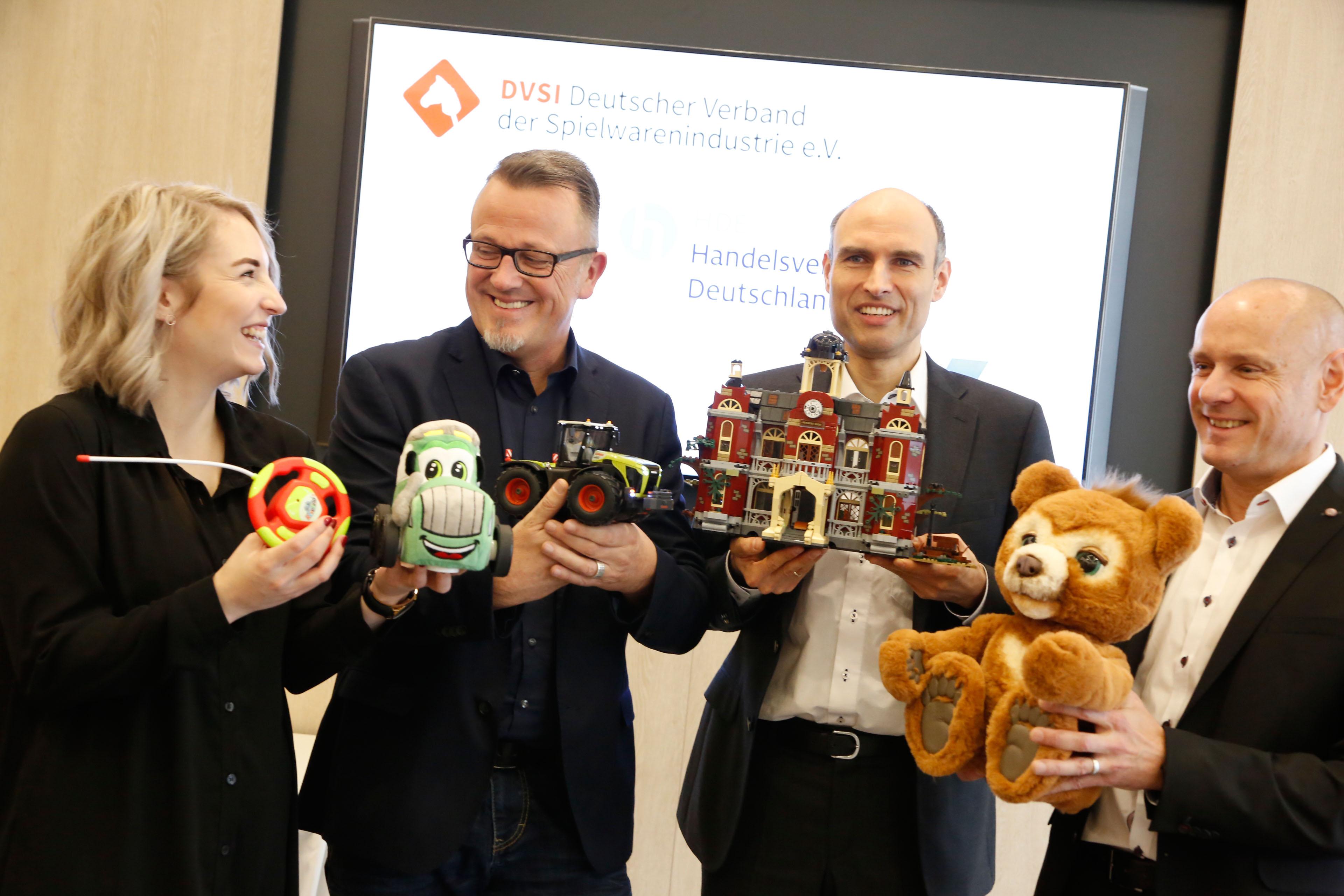 Gruppenbild mit Plüsch & Co.: Bei der traditionell in Nürnberg stattfindenden Jahres-Pressekonferenz der deutschen Spielwarenbranche posierte Franziska Köster vom Einzelhandelsverband BVS mit ihren Kollegen Uli Brobeil und Steffen Kahnt sowie Marktforscher Joachim Stempfle (im Bild rechts).