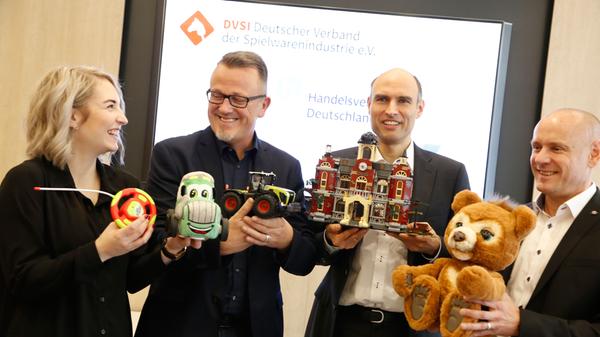 Gruppenbild mit Plüsch & Co.: Bei der traditionell in Nürnberg stattfindenden Jahres-Pressekonferenz der deutschen Spielwarenbranche posierte Franziska Köster vom Einzelhandelsverband BVS mit ihren Kollegen Uli Brobeil und Steffen Kahnt sowie Marktforscher Joachim Stempfle (im Bild rechts).