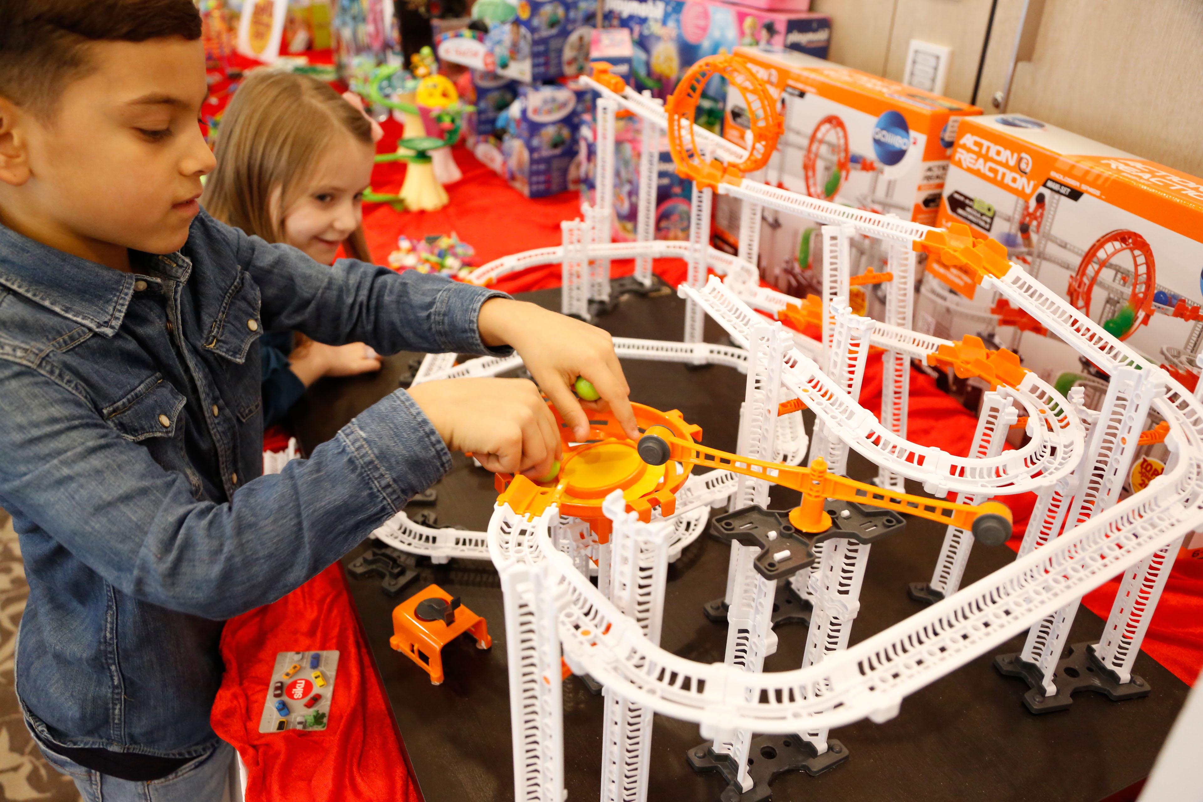 Diego (7) und Alissa (6) sind sichtlich angetan vom "Action & Reaction Maxi-Set" der Firma Clementoni. Mit dem Set lassen sich die Prinzipien der Physik erfahren, Spielbahnen entwerfen und es kann mit Schwerkraft, Antriebskräften und Hebeln experimentiert werden. Merke: Ingenieur-Nachwuchs braucht das Land.