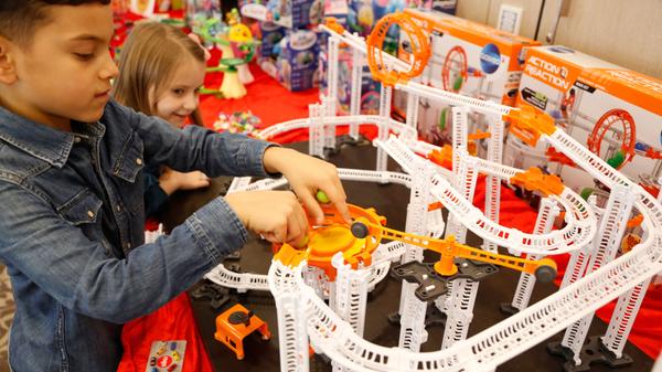 Diego (7) und Alissa (6) sind sichtlich angetan vom "Action & Reaction Maxi-Set" der Firma Clementoni. Mit dem Set lassen sich die Prinzipien der Physik erfahren, Spielbahnen entwerfen und es kann mit Schwerkraft, Antriebskräften und Hebeln experimentiert werden. Merke: Ingenieur-Nachwuchs braucht das Land.
