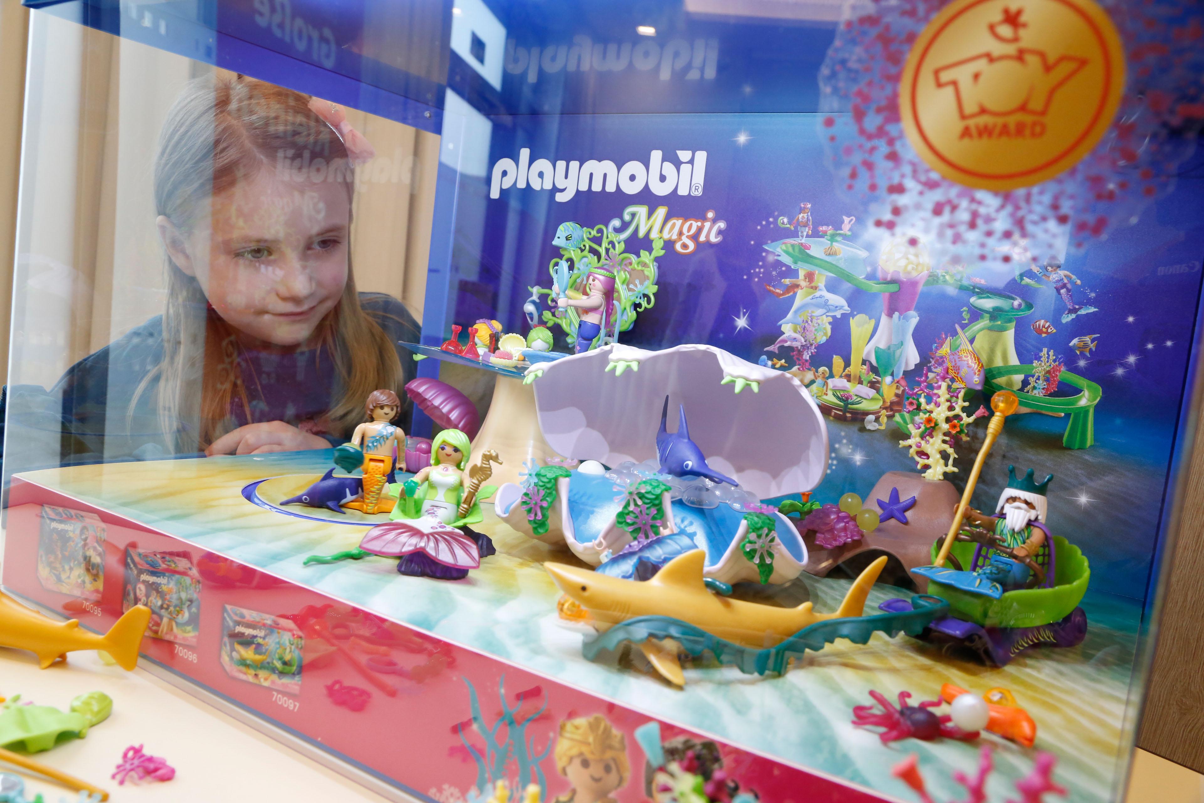 Mit der neuen Playmobil-Meerjungfrauen-Spielwelt "Korallenpavillon" können Kinder in eine magische Welt unter dem Meeresspiegel abtauchen und Finya und Florin bei ihrer abenteuerlichen Reise in die Tiefen des Ozeans begleiten. Und das, ohne nass zu werden... Nixe, was willst du mehr?