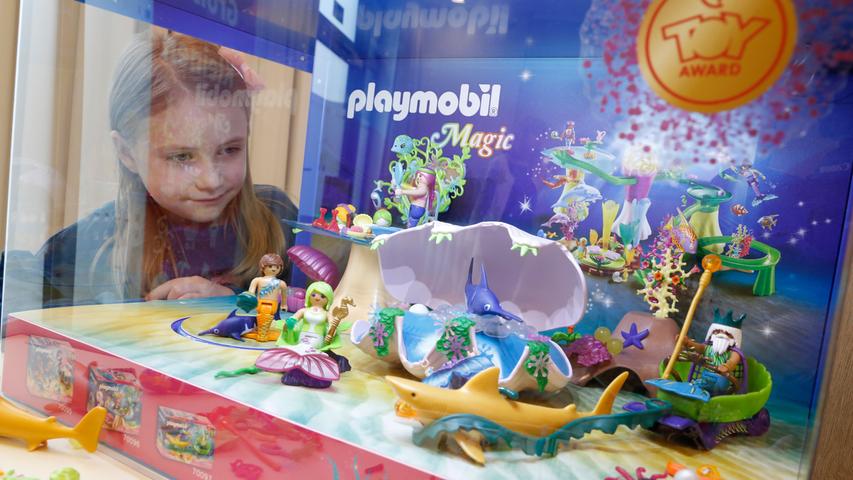 Mit der neuen Playmobil-Meerjungfrauen-Spielwelt "Korallenpavillon" können Kinder in eine magische Welt unter dem Meeresspiegel abtauchen und Finya und Florin bei ihrer abenteuerlichen Reise in die Tiefen des Ozeans begleiten. Und das, ohne nass zu werden... Nixe, was willst du mehr?