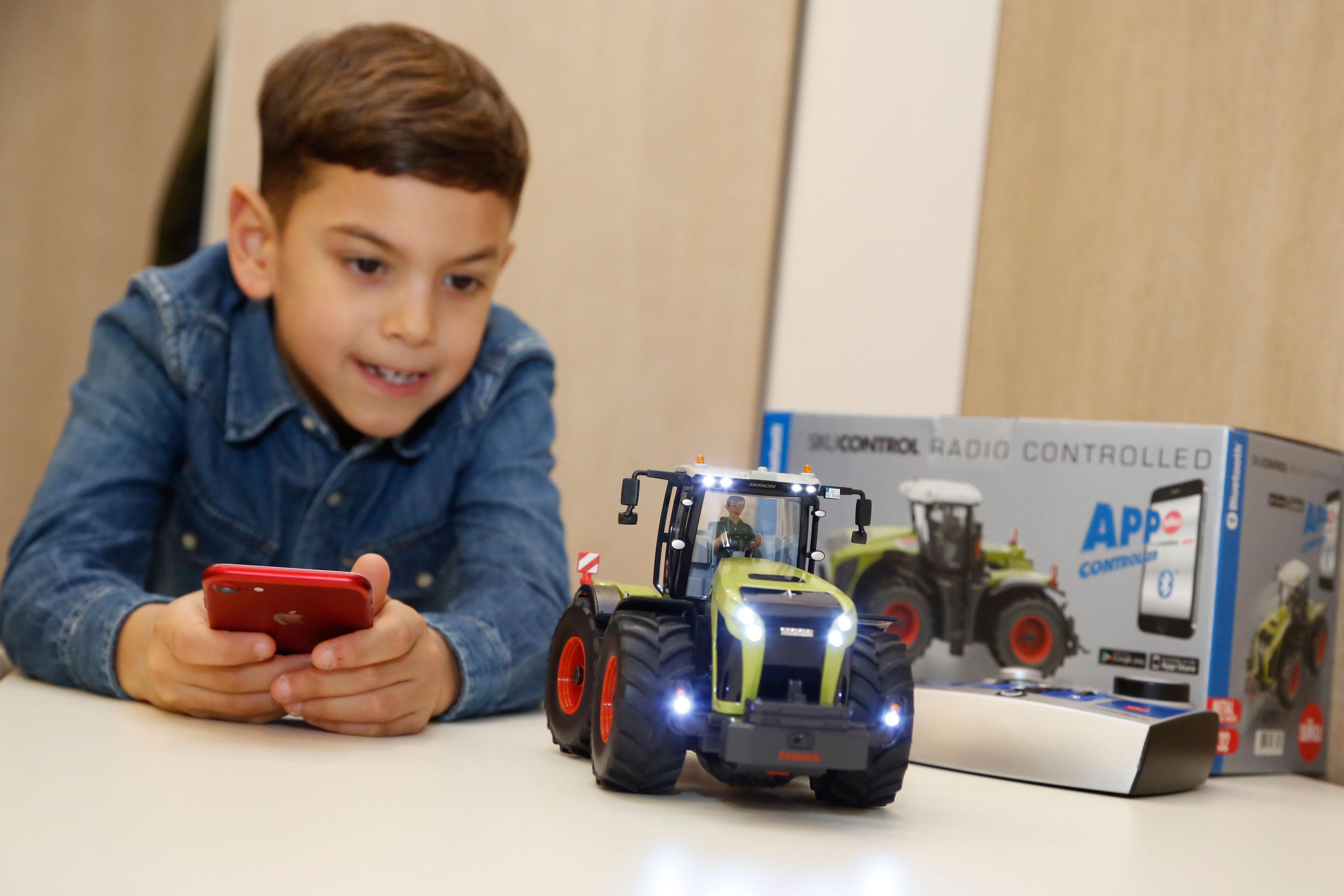 Arbeitsbeleuchtung an, Arbeitsgerät ankuppeln: Traktor fahren fast wie in echt bietet der Claas Xerion 5000 Trac VC aus dem Hause Siku. Das Gefährt lässt sich per App und Bluetooth-Technologie steuern. Ob das Stadtkinder fürs Landwirt-Dasein begeistert? Wir haben Zweifel.