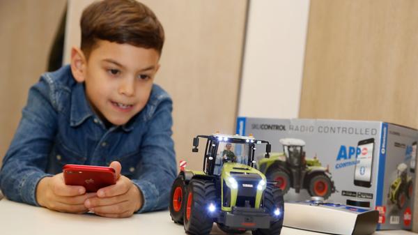 Arbeitsbeleuchtung an, Arbeitsgerät ankuppeln: Traktor fahren fast wie in echt bietet der Claas Xerion 5000 Trac VC aus dem Hause Siku. Das Gefährt lässt sich per App und Bluetooth-Technologie steuern. Ob das Stadtkinder fürs Landwirt-Dasein begeistert? Wir haben Zweifel.