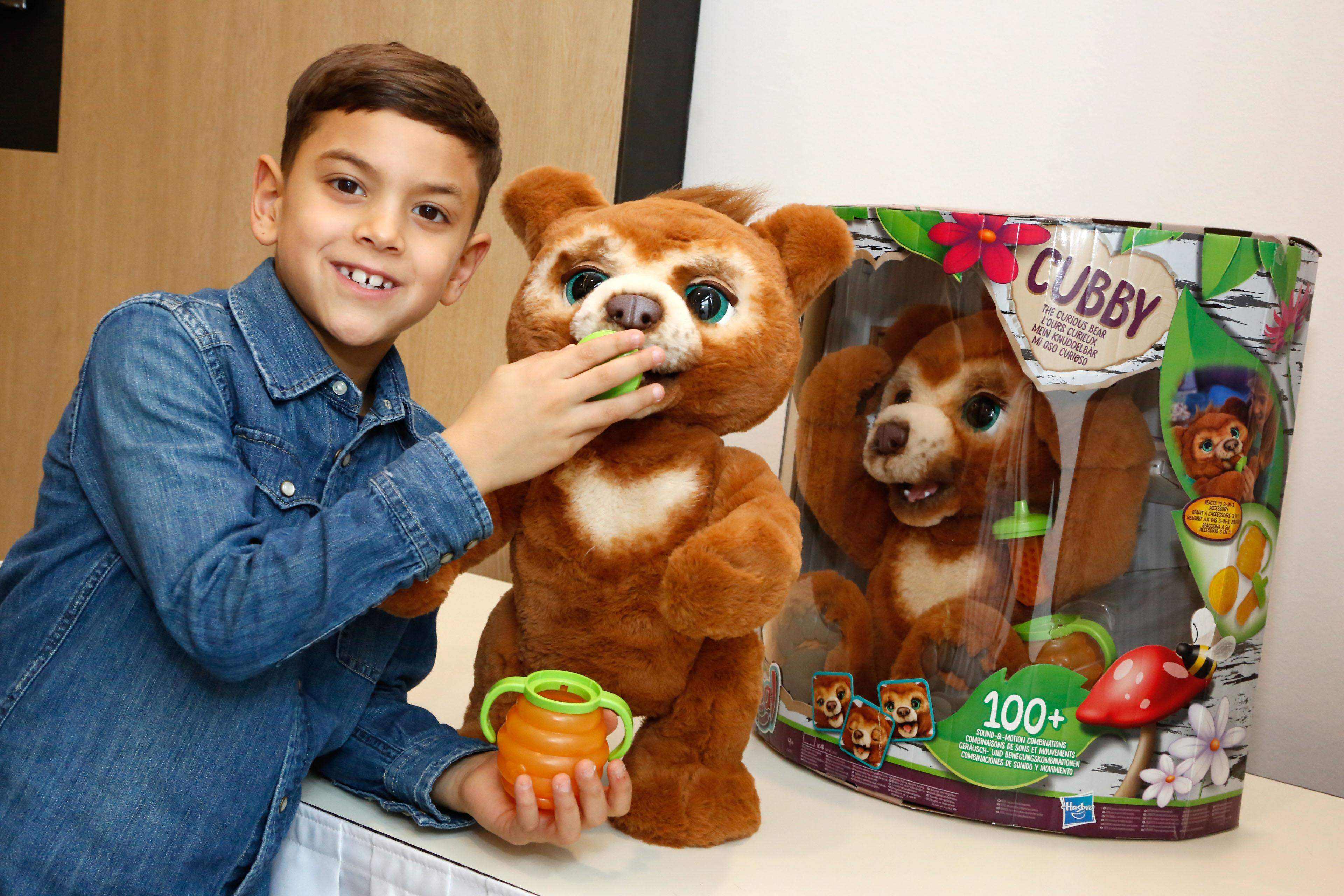 Okay, für echte Teddy-Fans ist "Cubby" ein Graus. Denn Cubby ist interaktiv und damit ein elektronisch aufgerüsteter Bär - und Puristen stehen nun mal auf reinen Plüsch. Doch die Geschmäcker sind verschieden: Der siebenjährige Diego findet den Hightech-Bären gut.