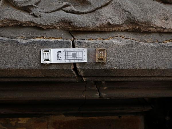 Mit Rissmonitoring stellen die Experten fest, ob sich Sprünge und Brüche im Sandstein verbreitern. Die Rissmarken sind über das ganze Kunstwerk verteilt. Mit Rissmonitoring stellen die Experten fest, ob sich Sprünge und Brüche im Sandstein verbreitern. Die Rissmarken sind über das ganze Kunstwerk verteilt.