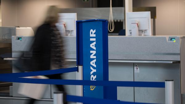 Ryanair stand in der Vergangenheit immer wieder in der Kritik. So prangerte Verdi-Chef Frank Bsirske 2018 zum Beispiel an: "Hier gibt es Arbeitsbedingungen, wie ich sie nicht für möglich gehalten habe. Uns begegnet das 19. Jahrhundert." Bundesarbeitsminister Hubertus Heil ergänzte die Kritik damals: "Hier werden elementare Arbeitnehmerrechte mit Füßen getreten und Globalisierung mit Ausbeutung gleichgesetzt."