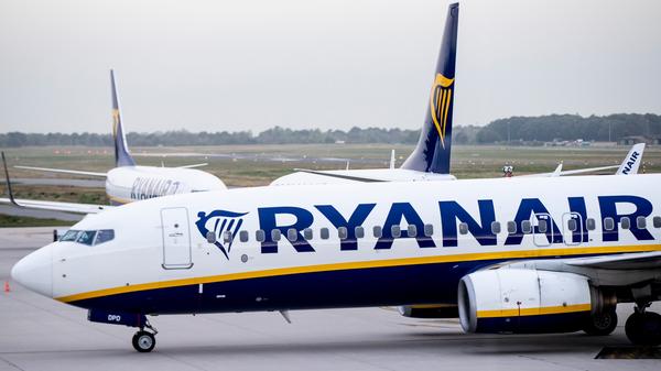 Im März 2019 startete eine Undercover-Journalistin /Team Wallraff bei RTL) eine Ausbildung bei Ryanair im Hahn-Training-Center nahe Frankfurt am Main. Über ihren Arbeitsvertrag staunt die Journalistin: In den ersten 13 Monaten beträgt die Kündigungsfrist null Tage und Urlaubstage hat sie 18. Nach vier Wochen Ausbildung und Recherche kündigt die Journalistin, sie bekommt ganze 102,26 Euro ausgezahlt.