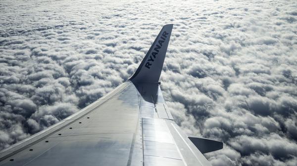 Der irische Unternehmer Tony Ryan gründete zusammen mit Christy Ryan und Liam Lonergan 1985 Ryanair. Bei der Unternehmensgründung starteten die drei mit einer einzigen Maschine, die über 15 Sitzplätze verfügte.