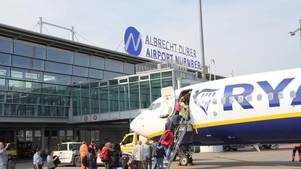 Nachdem Ryanair im Oktober 2019 bereits die Schließung der Hamburger Basis bekanntgegeben hatte, wurde im Dezember auch das Ende der Nürnberger Basis verkündet. Das Aus, das für April 2020 vorgesehen ist, begründete die Airline unter anderem mit dem derzeitigen Flugverbot des neuen Typs Boeing 737 MAX, heißt es vonseiten des Nürnberger Airports.