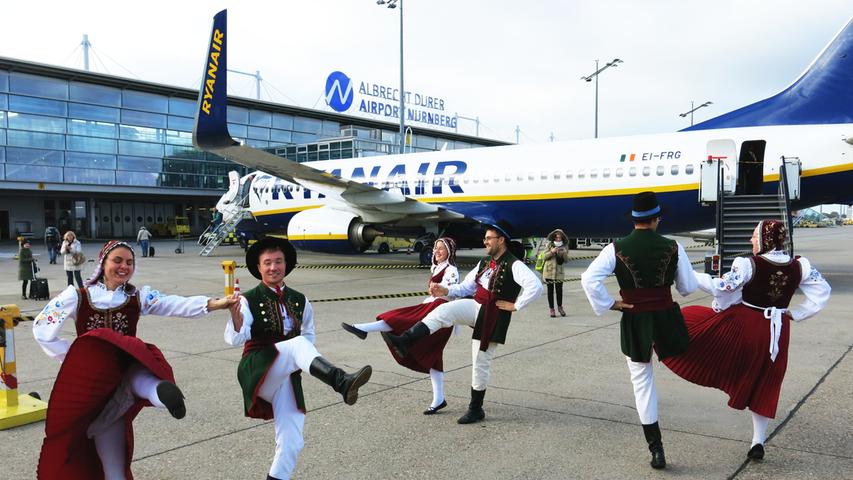 2016 kam die irische Fluggesellschaft nach Nürnberg und eröffnete dort eine Basis. Nach eigenen Angaben hat Ryanair dafür zwei Millionen Euro in die Hand genommen. Derzeit stehen in Nürnberg zwei Ryanair-Maschinen vom Typ Boeing 737-800. Auf dem Bild zu sehen: die Ankunft des Erstflugs der Ryanair-Verbindung Krakau-Nürnberg im Oktober 2017.
