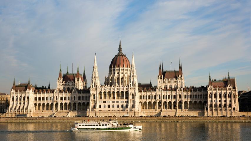 Auch Budapest verabschiedet Ryanair: Die Hauptstadt und zugleich größte Stadt Ungarns hat eine Menge zu bieten. An den Ufern der Donau reihen sich viele architektonische Meisterstücke aneinander. Am Pester Ufer das Parlament und viele prächtige Bürgerhäuser, am Budaer Ufer der gewaltige Burgpalast und der Gellértberg mit seiner Zitadelle.