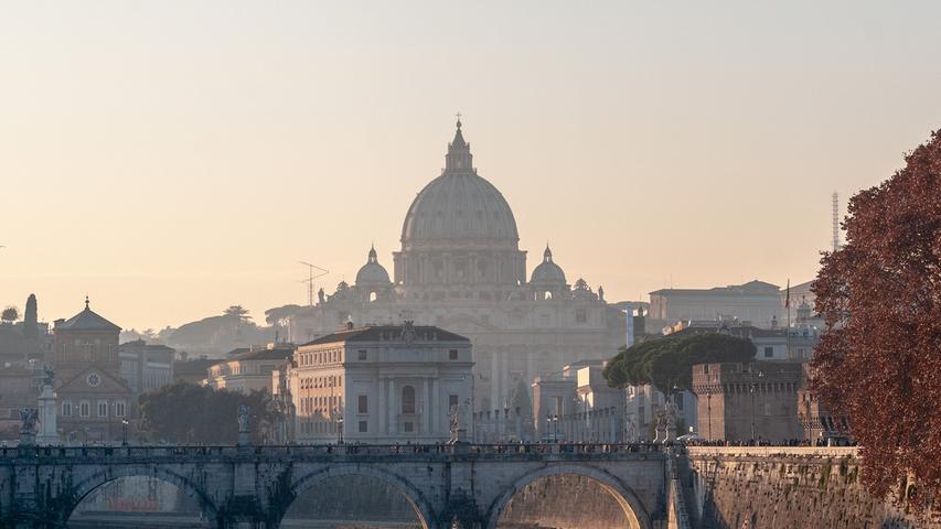 Rom, die Ewige Stadt - muss man noch mehr sagen? Unser Foto zeigt das Kolosseum während der Karfreitagsprozession 2018.