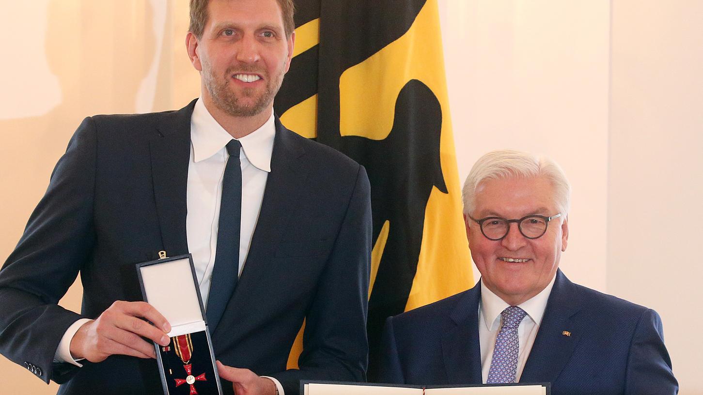 Bundespräsident Frank-Walter Steinmeier verleiht im Schloss Bellevue den Verdienstorden der Bundesrepublik Deutschland an den früheren Basketball-Star Dirk Nowitzki.