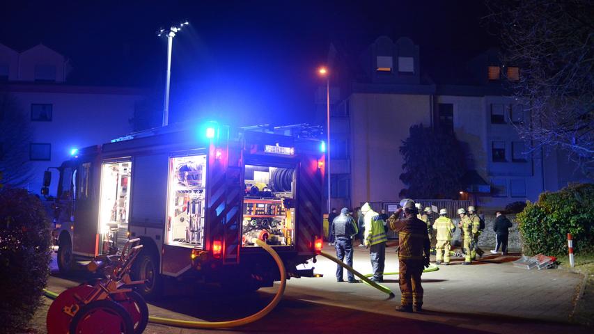 Großalarm in Fürth: Auto brennt, Rauch zieht in Wohnblocks