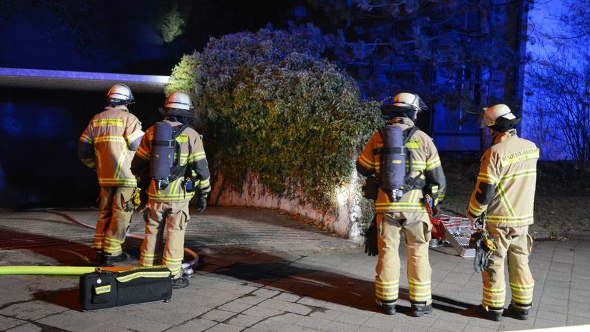 Großalarm in Fürth: Auto brennt, Rauch zieht in Wohnblocks