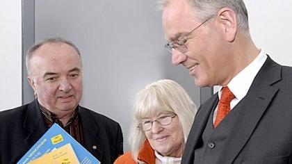 Das neue Märchenbuch stellen Drucker (und Sponsor) Walter Fellermayer und die Autorin Margrit Vollertsen-Diewerge OB Siegfried Balleis vor. Das neue Märchenbuch stellen Drucker (und Sponsor) Walter Fellermayer und die Autorin Margrit Vollertsen-Diewerge OB Siegfried Balleis vor.