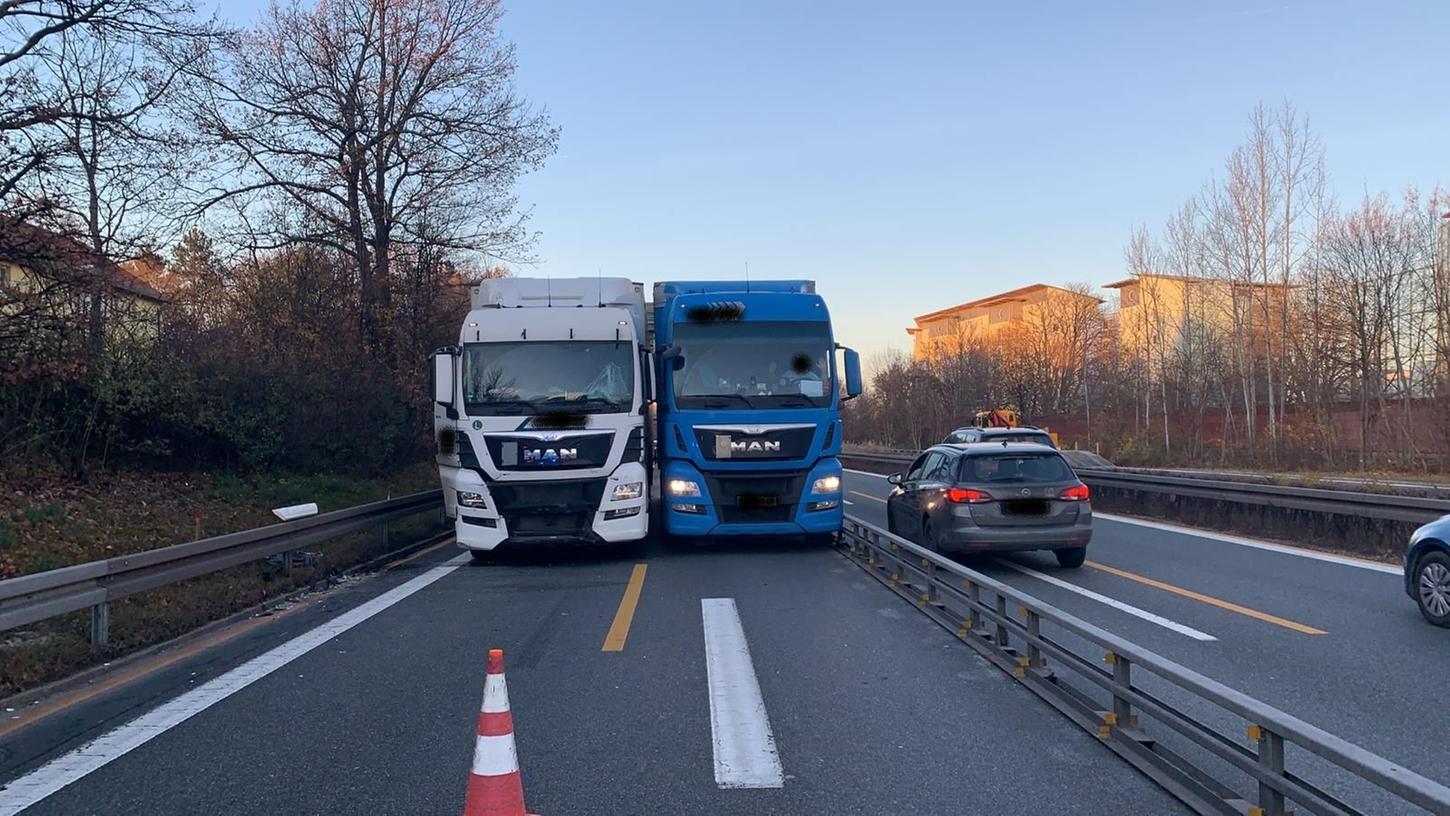 Stau-Chaos auf A73: Lkw verhaken sich, weil Fahrer aufs Klo muss