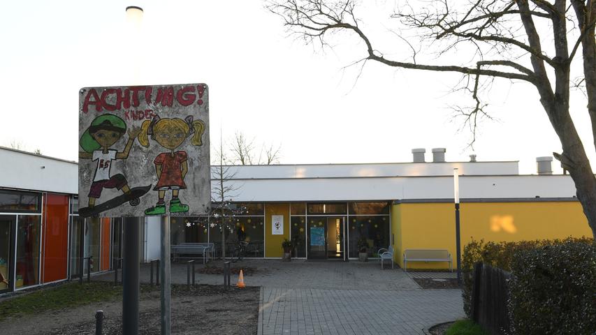 Der Kindergarten und Kinderhort Sattlertor ist in der Karolingerstr. 15 a (Gruppe 1 bis 4) und in der Stauffenbergstraße 1 (Gruppe 5), Telefon (09191) 3415510, E-Mail: kita.sattlertor@forchheim.de
