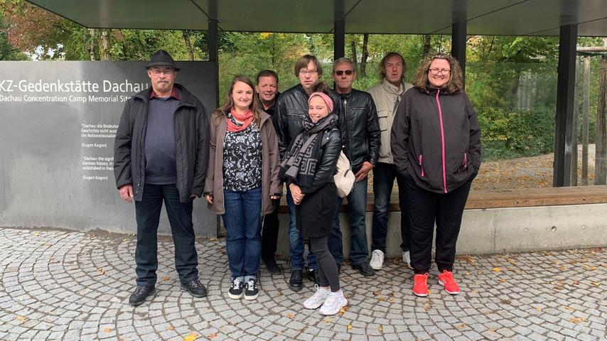Sechs Bewohner der AWO Wohnstätte Möhren besuchten zusammen mit der Heilerziehungspflegerin Jacqueline Meitinger und der Fachschülerin Alina Teichmann die KZ-Gedenkstätte in oberbayerischen Dachau. Der Besuch von KZ-Gedenkstätten wie jener in Dachau ruft noch einmal deutlich in Erinnerung, dass die schrecklichen Taten während des Nationalsozialismus nie wieder passieren dürfen. Mit vielen kleinen aber auch großen Projekten versucht die AWO, gerade in der heutigen Zeit, konsequent gegen Rechtsextremismus und Rassismus vorzugehen. So konnte auch dieses Bildungsangebot zur Sensibilisierung der Bewohner der Wohnstätte beitragen. Weiterhin ist der AWO Kreisverband Mittelfranken-Süd auch Mitglied in der Allianz gegen Rechtsextremismus in der Metropolregion sowie im Landkreisbündnis gegen Rechts im Landkreis Weißenburg-Gunzenhausen. Sechs Bewohner der AWO Wohnstätte Möhren besuchten zusammen mit der Heilerziehungspflegerin Jacqueline Meitinger und der Fachschülerin Alina Teichmann die KZ-Gedenkstätte in oberbayerischen Dachau. Der Besuch von KZ-Gedenkstätten wie jener in Dachau ruft noch einmal deutlich in Erinnerung, dass die schrecklichen Taten während des Nationalsozialismus nie wieder passieren dürfen. Mit vielen kleinen aber auch großen Projekten versucht die AWO, gerade in der heutigen Zeit, konsequent gegen Rechtsextremismus und Rassismus vorzugehen. So konnte auch dieses Bildungsangebot zur Sensibilisierung der Bewohner der Wohnstätte beitragen. Weiterhin ist der AWO Kreisverband Mittelfranken-Süd auch Mitglied in der Allianz gegen Rechtsextremismus in der Metropolregion sowie im Landkreisbündnis gegen Rechts im Landkreis Weißenburg-Gunzenhausen.