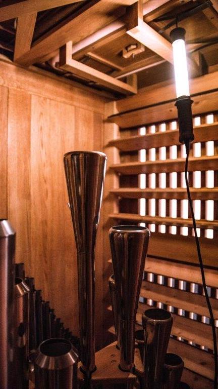 Der Newcomer Award geht an Jonathan Ziegler für seine Reportage über den seltenen Beruf des Orgelbauers. Bastian Haupt arbeitet für den Orgelbaubetrieb Mann in Mainbernheim und restauriert hier die Instrumente von St. Cyriakus in Niedernberg und der Krankenhauskapelle Missio in Würzburg.