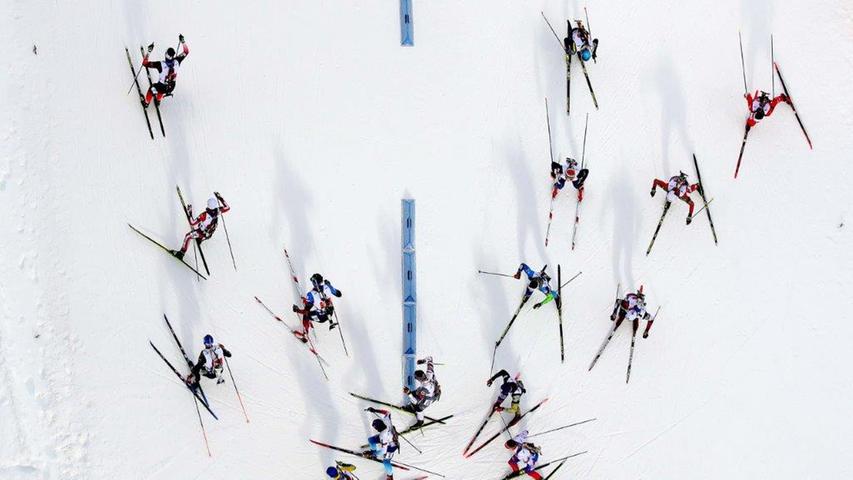 Sieger in der Kategorie Sport ist Alexander Hassenstein. Auf seinem Foto sind 
 Skiläufer aus ungewohnter Perspektive während eines Rennens der 50. Biathlon-Weltmeisterschaft im schwedischen Östersund zu sehen.