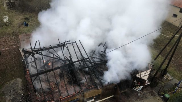 Im Hiltpoltsteiner Ortsteil Almos brannte eine bewohnte Scheune nahezu vollständig nieder. Im Hiltpoltsteiner Ortsteil Almos brannte eine bewohnte Scheune nahezu vollständig nieder.