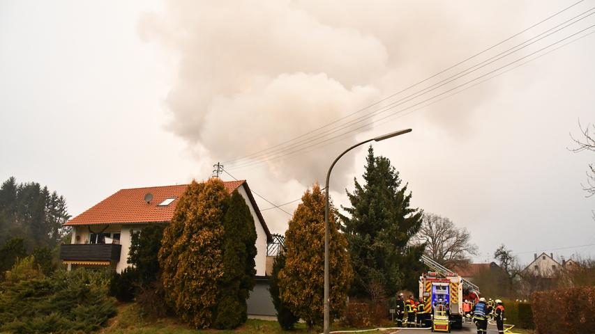 Dichte Rauchschwaden: Scheune brennt bei Forchheim nieder