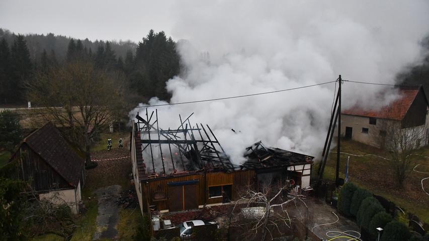 Dichte Rauchschwaden: Scheune brennt bei Forchheim nieder