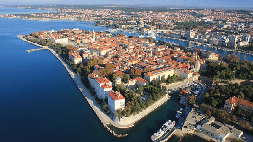 Zadar liegt auf einer schmalen Landzunge am Adriatischen Mittelmeer. Neben ihren herrlichen Badebuchten besticht die Stadt auch durch ihre unmittelbare Nähe zum Nationalpark Plitvicer Seen und ihre altertümliche Altstadt. Im Sommer fliegt die irische Airline Ryanair das beliebte Urlaubsziel an.