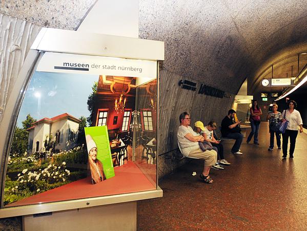 Der Fahrgast schaut lieber auf sein Handy, als einen Blick in die doch ziemlich schlicht gestaltete Vitrine im U-Bahnhof Lorenzkirche zu werfen.