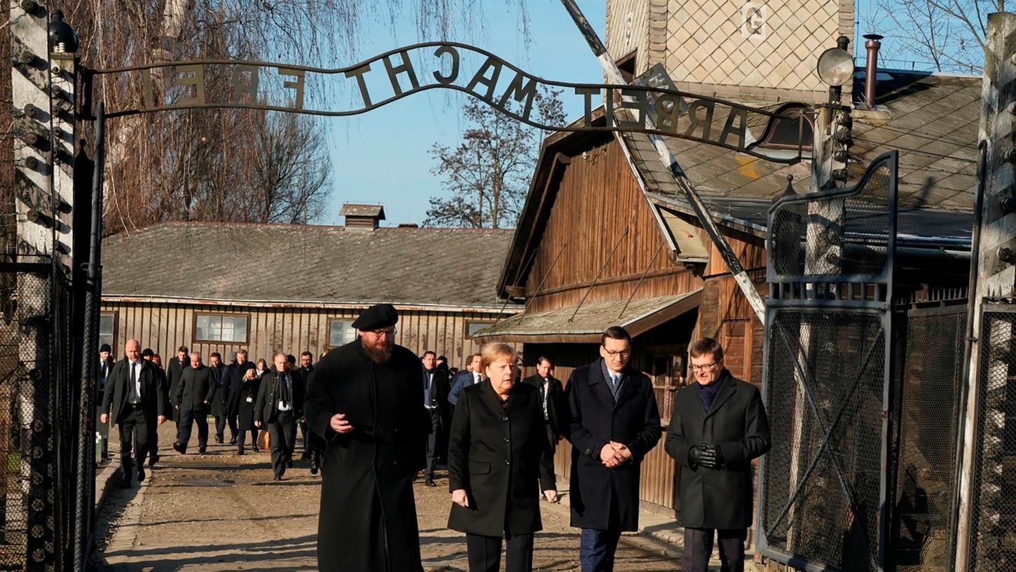Merkel ist erst die dritte Person im Amt des Kanzlers, die die Gedenkstätte in Auschwitz besucht hat.