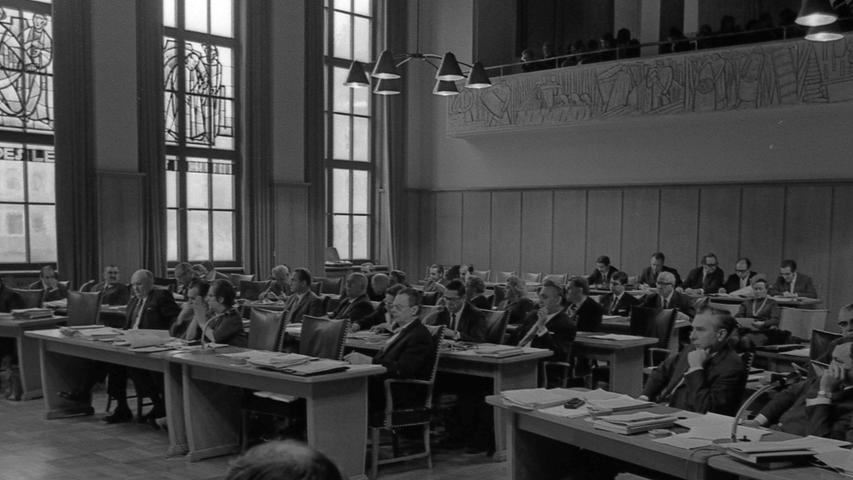 Ein wichtiger Tag für den Stadtrat: die Haushaltsberatungen 1970 begannen. Die Fraktionsvorsitzenden Georg Holzbauer (zweiter v. rechts) von der CSU und Dr. Friedrich Bergold von der FDP/CVD (mittlere Tischreihe rechts) hören mit ihren Parteifreunden die Haushaltsrede des SPD-Fraktions-vorsitzenden Wiliy Prölß (zweiter v. links) an.  Hier geht es zum Artikel vom 9. Dezember 1969: Haushalt im Kreuzfeuer des Rates