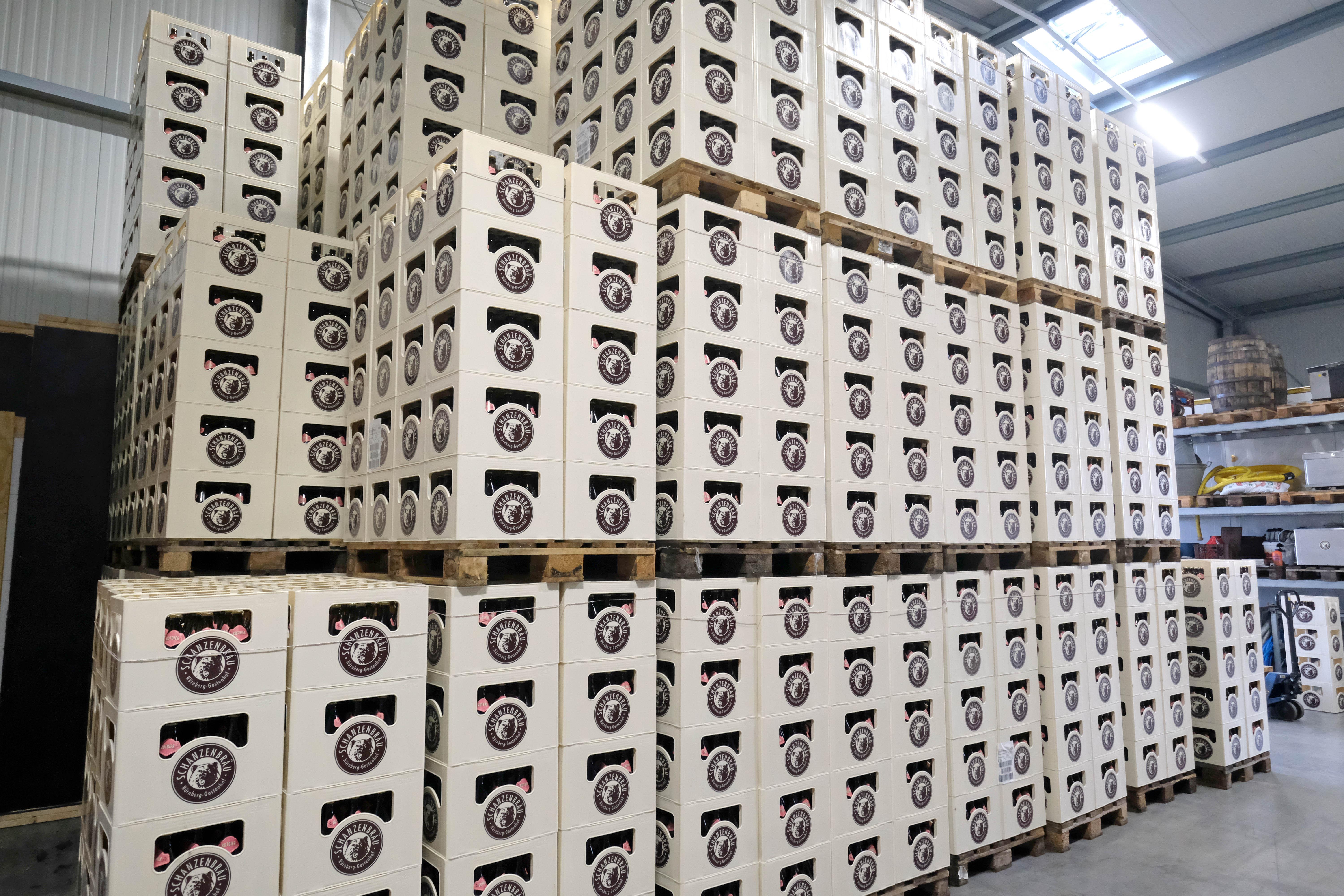 Aktuell ist Tucher zwar mit Abstand die größte Brauerei in Nürnberg. Aber keinesfalls die einzige. Seit Jahren auf Wachstumskurs ist zum Beispiel die Schanzenbräu, deren Ursprünge in Gostenhof liegen und die mittlerweile ganz im Nürnberger Südwesten produziert - in Sichtweite des Platzhirsches Tucher.