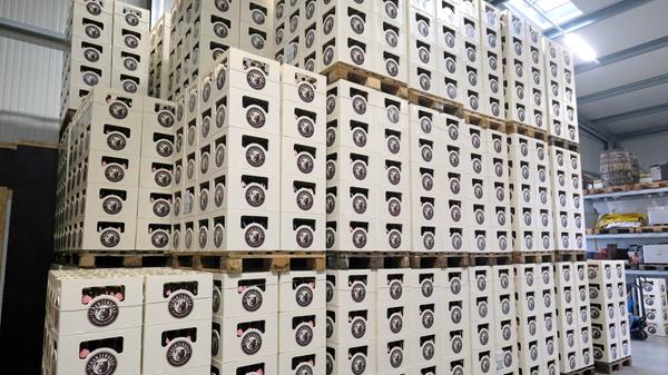 Aktuell ist Tucher zwar mit Abstand die größte Brauerei in Nürnberg. Aber keinesfalls die einzige. Seit Jahren auf Wachstumskurs ist zum Beispiel die Schanzenbräu, deren Ursprünge in Gostenhof liegen und die mittlerweile ganz im Nürnberger Südwesten produziert - in Sichtweite des Platzhirsches Tucher.