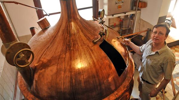 Für sein Rotbier bekannt ist Reinhard Engel mit seiner Altstadthof Brauerei am Fuße der Nürnberger Burg.