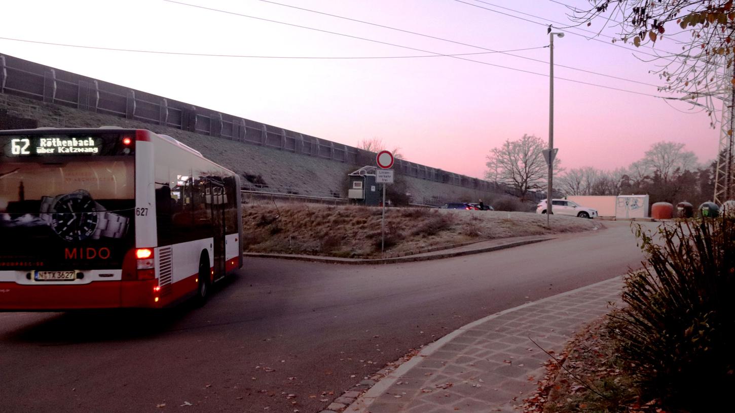 Ein VAG-Bus in der Wendeschleife Kornburg-Süd, im Hintergrund der P&R-Platz unter der P53-Hochspannungs-Bestandstrasse.