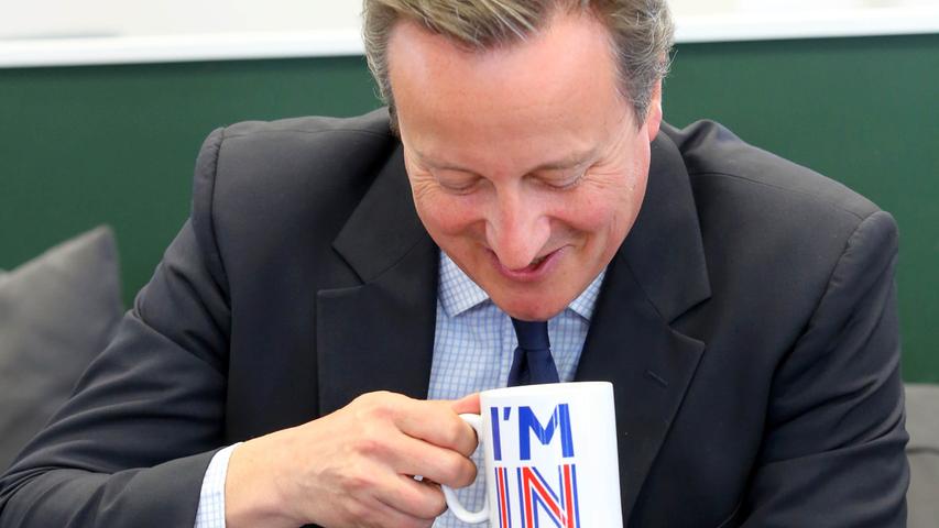 In Großbritannien hatte sich schon lange Unmut über die EU angestaut. Premierminister David Cameron hatte jedoch Forderungen nach einem Referendum über einen möglichen Austritt lange abgelehnt. Unter dem Druck auch innerhalb seiner konservativen Partei und absackender Umfragewerte kündigt Cameron, der seine Pro-EU-Haltung selbst auf seiner Tasse anzeigt, aber am 23. Januar 2013 an, dass er spätestens im Jahr 2017 ein Referendum  abhalten lassen werde. Später, angesichts unverminderter Kritik, wird das Referendum auf Mitte 2016 vorgezogen.