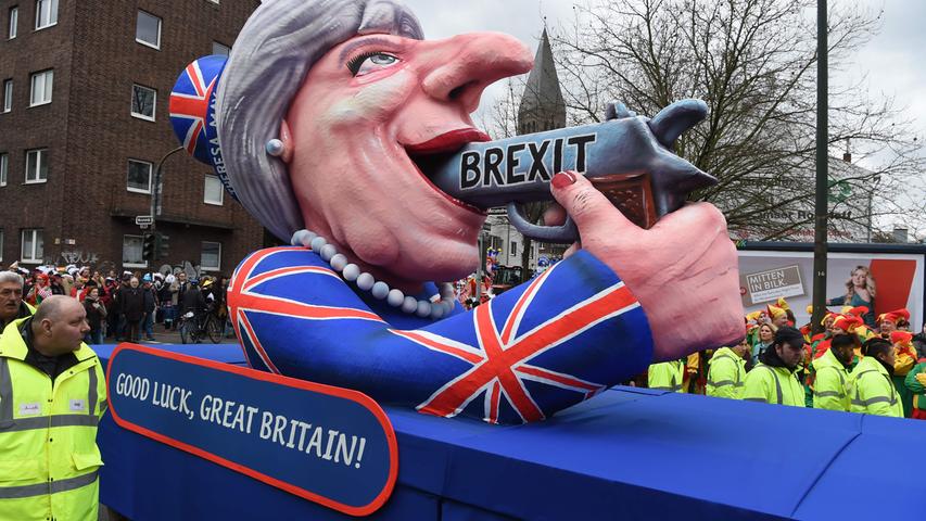 Auch bei den Rosenmontagsumzügen ist der Brexit Thema. An der traditionellen Karnevalsparade "Rosenmontag" in Düsseldorf am 27. Februar 2017 zeigt ein Motivwagen die britische Premierministerin Theresa May, wie sie eine Waffe mit dem Schriftzug "Brexit" auf sich selbst richtet.
