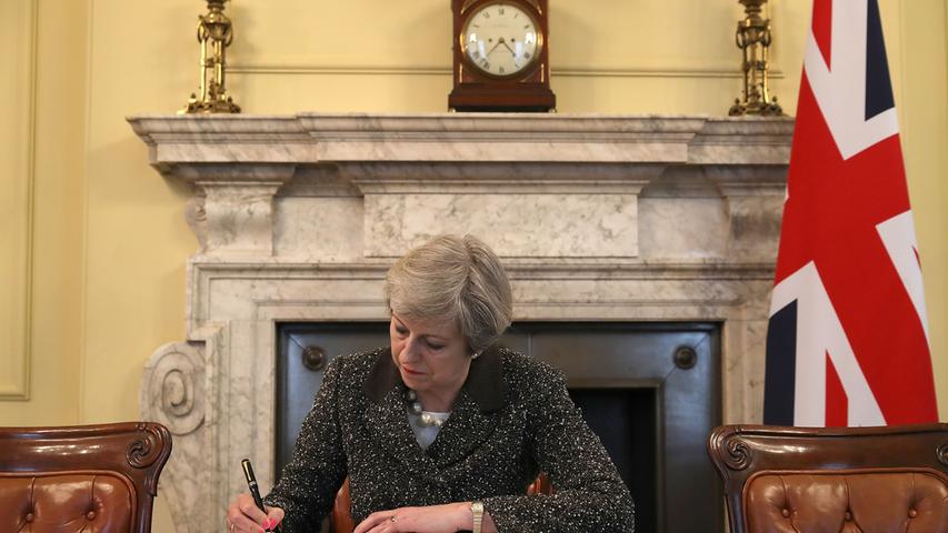 Am 28. März 2017 unterschreibt Premierministerin Theresa May die offizielle Austrittserklärung ihres Landes nach Artikel 50 der EU-Verfassung. Damit beginnt eine Zweijahresfrist bis zum Vollzug des Austritts. Angepeilter Austrittstermin ist damit der 29. März 2019. Ein Konzept, wie das konkret aussehen soll, gibt es noch nicht.