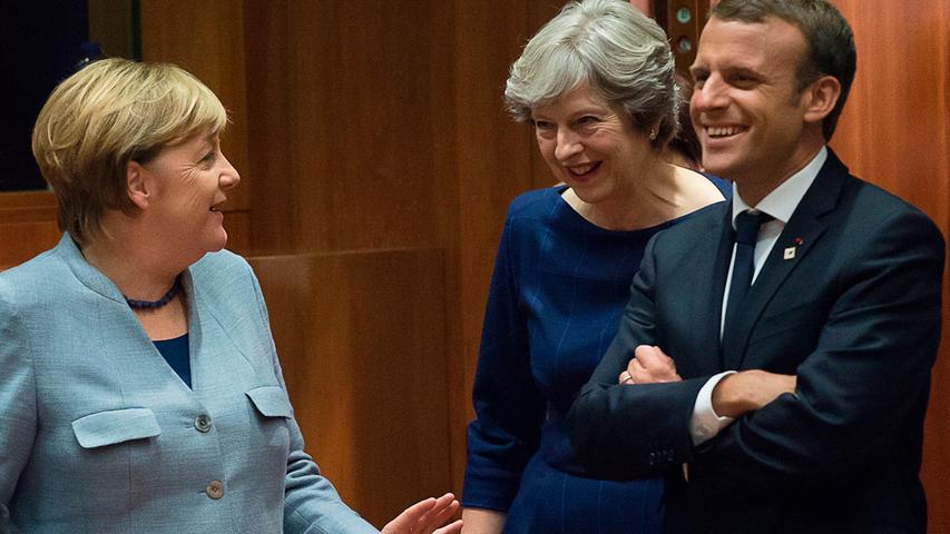 Rund ein Jahr nach der Referendumsabstimmung in Grossbritannien werden die Brexit-Verhandlungen im Juni 2017 in Brüssel vom britischen Brexit-Minister David Davis und vom EU-Chefunterhändler Michel Barnier eröffnet. Der Brexit beschäftigt auch unzählige EU-Gipfel. Hier spricht die britische Premierministerin auf einem Gipfel im Oktober 2017 mit Bundeskanzlerin Angela Merkel und dem französischen Präsidenten Emmanuel Macron. Aber irgendwie kommt man nicht weiter.