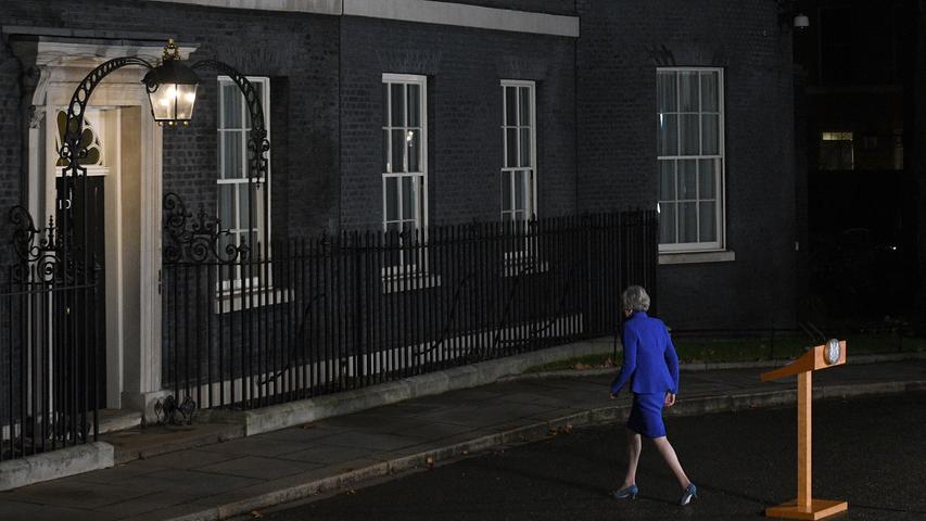 Nach ihrer krachenden Niederlange am Vortag im Unterhaus muss sich Premierminsterin Theresa May am 16. Januar 2019 zum wiederholten Male einem Misstrauensvotum im Parlament stellen. Sie übersteht es knapp.