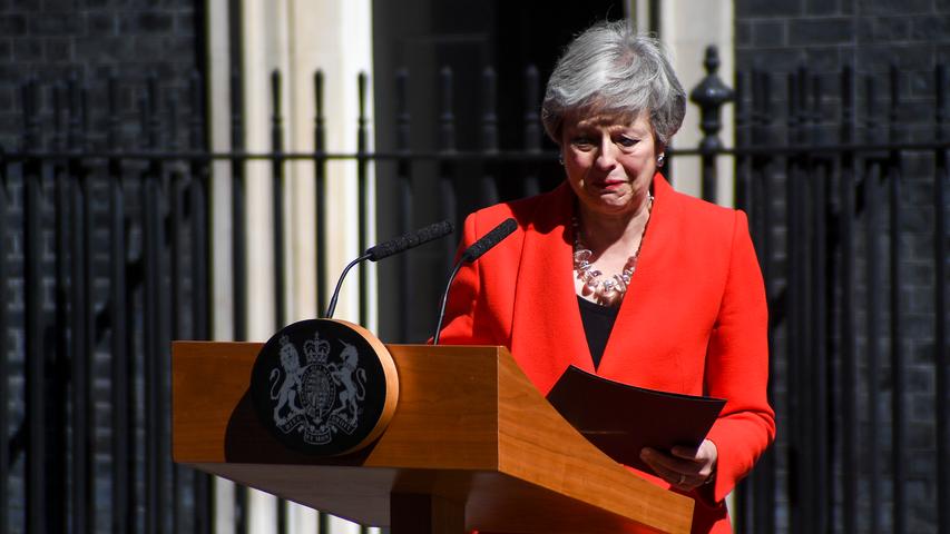 Theresa May hat gekämpft, aber die einstige EU-Befürworterin ist mit ihrem Versuch, Großbritannien geregelt aus der Europäischen Union zu führen, komplett gescheitert. Unter Tränen erklärt sie einen Tag nach dem Desaster der Tories bei der Europawahl zum 7. Juni 2019 ihren Rückzug von der Parteiführung und damit auch als Regierungschefin.