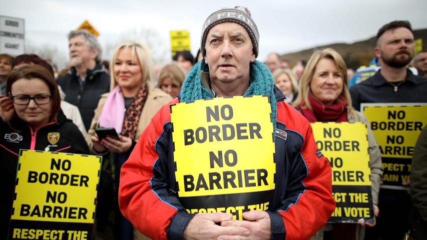 In Irland und Nordirland wachsen nach der Amtsübernahme von Boris Johnson die Befürchtungen. Schon zuvor hatte es Demonstrationen gegeben, wie hier an der Carrickcarnan-Grenze zwischen Newry in Nordirland und Dundalk in der irischen Republik. Johnson treibt seit seiner Amtsübernahme die Vorbereitungen für einen "No-Deal-Brexit" zum 31. Oktober voran. Die Nordiren und Iren befürchten aber, dass wegen einer möglichen neuen Zollgrenze die alten Konflikte wieder aufbrechen könnten.