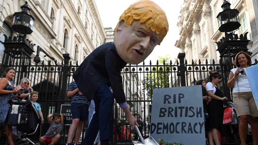 Der Versuch von Premier Boris Johnson, in der entscheidenden Phase der Brexit-Entscheidungen das Parlament auszuschalten, führt zu wütenden Protesten auf der Straße, auch vor seinem Amtssitz in der Downing Street. „Beim Brexit geht es genau darum, die Macht den Menschen zurückzugeben“, hatte Johnson immer wieder propagiert. Nun versucht er die Vertretung des Volkes kaltzustellen.